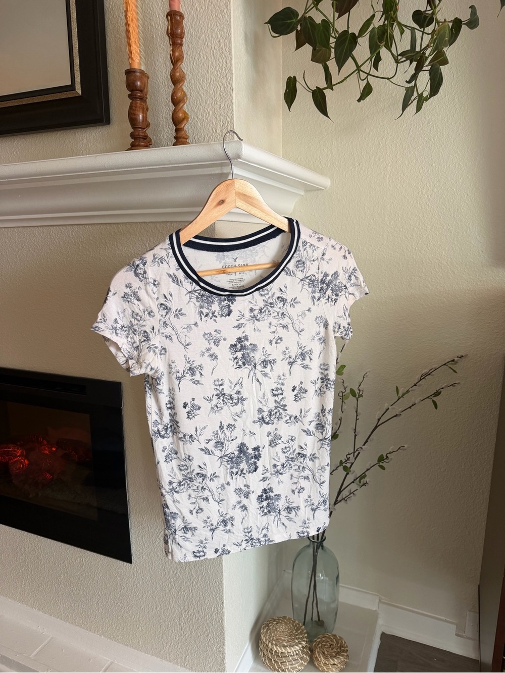 American Eagle White Floral Soft & Sexy Short Sleeve Tee